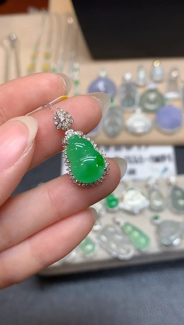 颈饰18K金镶嵌翡翠葫芦【无服务费