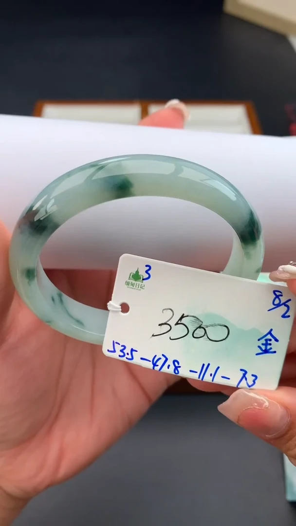 【闪购商品】翡翠手镯未镶嵌 #情人节#送礼，下单联系客服核对地址~