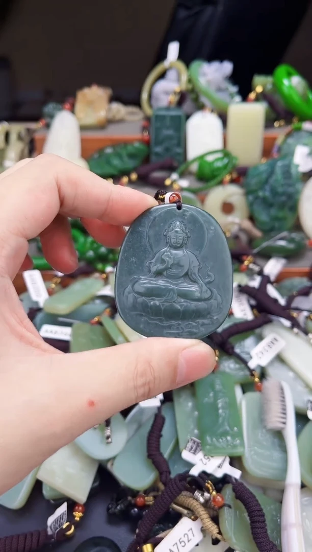 和田玉未镶嵌颈饰吉**猫拍一发一