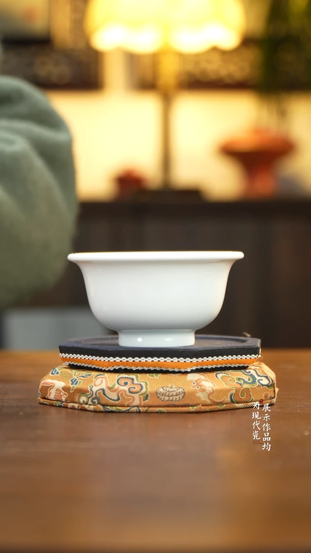 江壶见陶瓷甜白釉压手杯