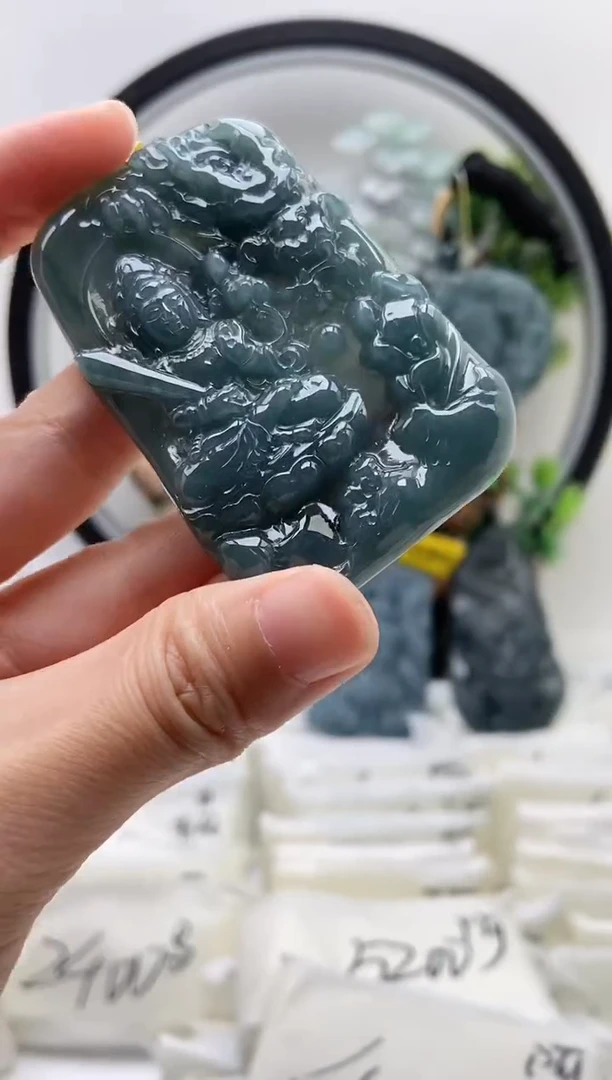 翡翠未镶嵌颈饰虚空藏