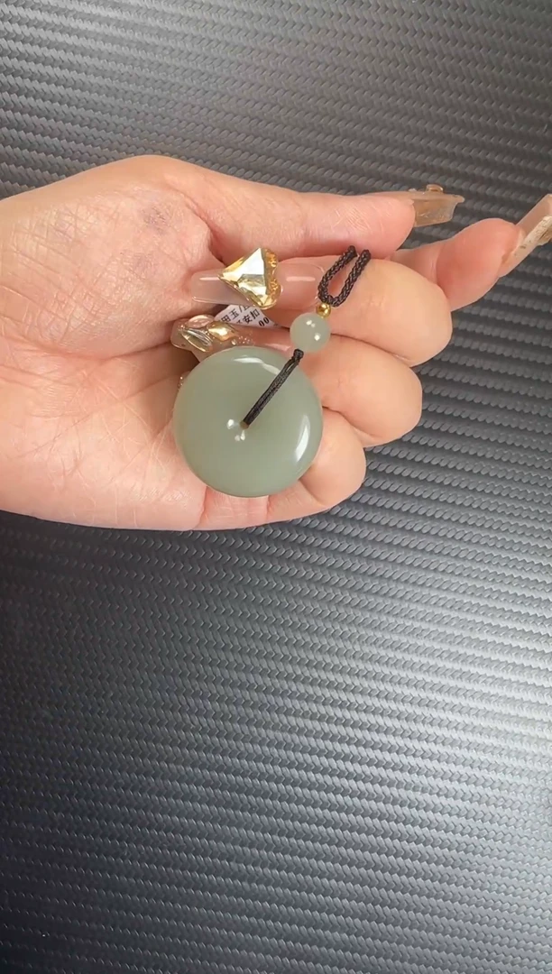 和田玉未镶嵌吊坠(赠链)且末近矿微色差高青白卡30+平安扣
