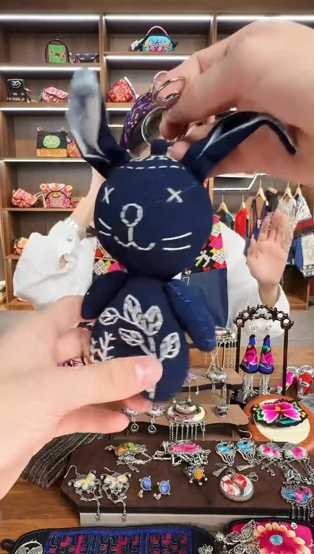 【闪购商品】织绣A17蒙阿苏苗绣传承