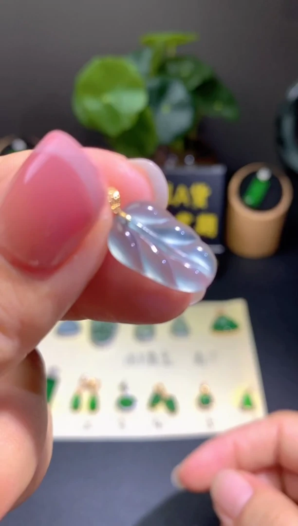 翡翠18K金镶嵌颈饰翡翠A货