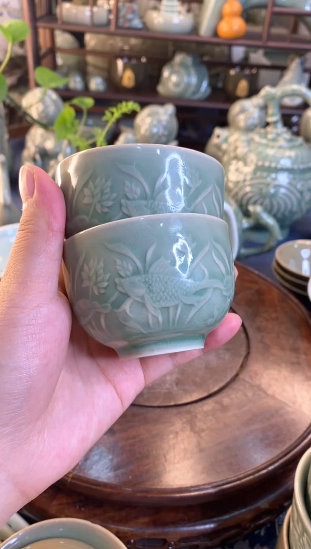 TS041 微瑕 若见秘色 莲纹鱼小缸杯2只