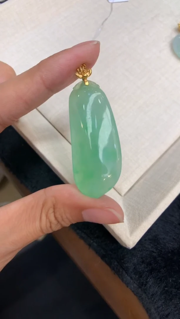 翡翠18K金镶嵌颈饰福瓜