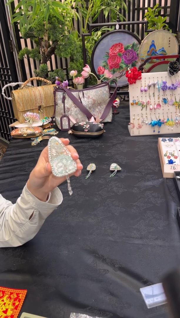 织绣b****?非遗手工苏绣饰品