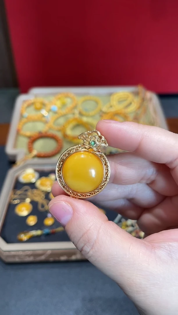 蜜蜡颈饰银S925镀金镶嵌吊坠