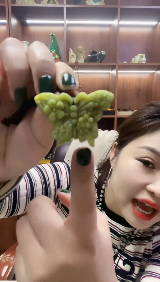 未镶嵌蛇纹石玉吊坠