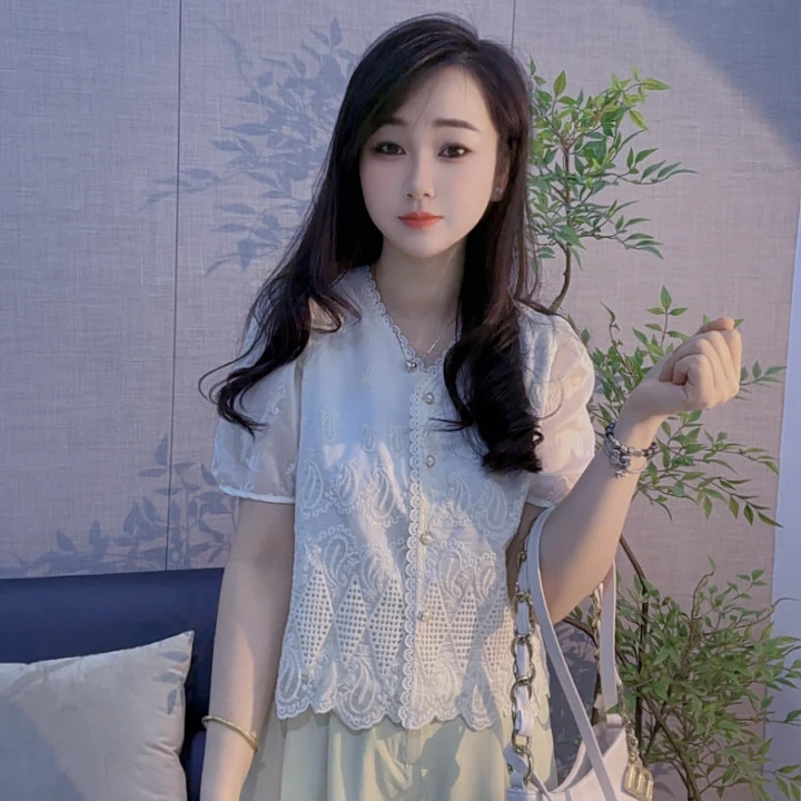 丹丹精选--2530新款花边V领重工钩花单排扣短袖减龄小衫