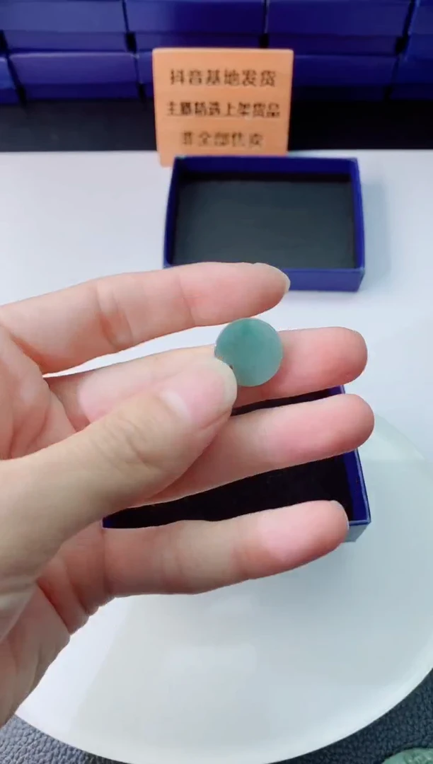 翡翠未镶嵌颈饰     `