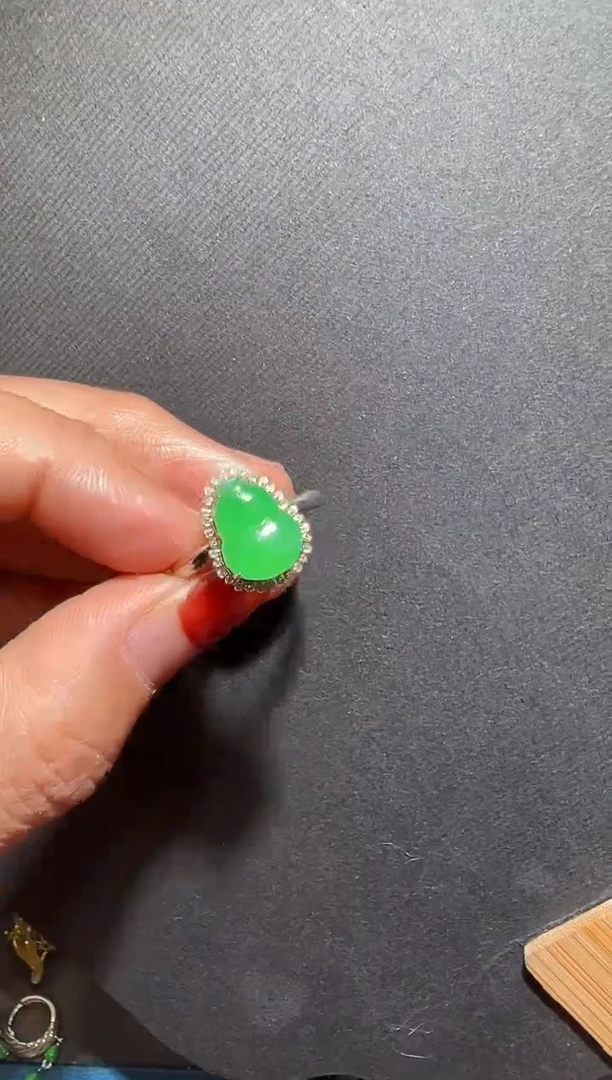 18K金镶嵌戒指翡翠翡翠葫芦戒指（有黑点）