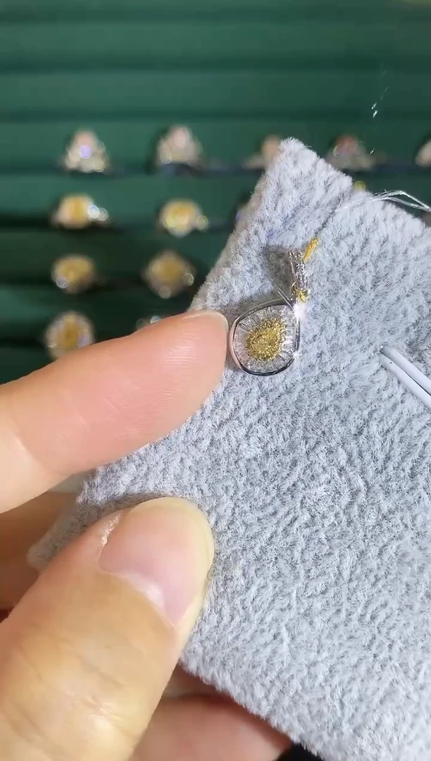 18K金镶嵌吊坠钻石吊坠