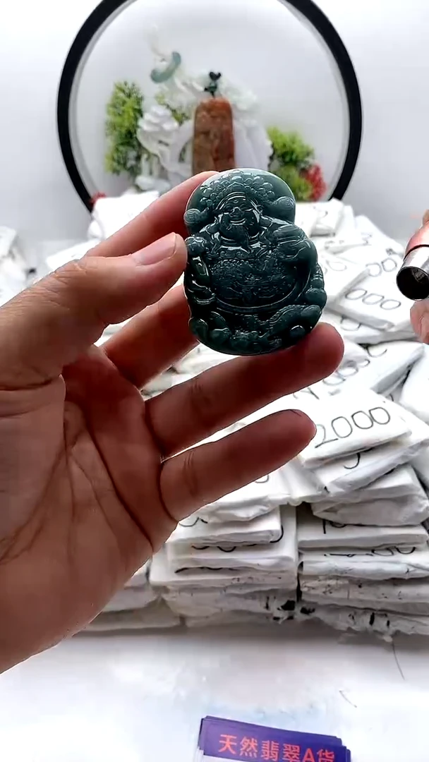 翡翠未镶嵌颈饰财神【品质一般介意慎拍】