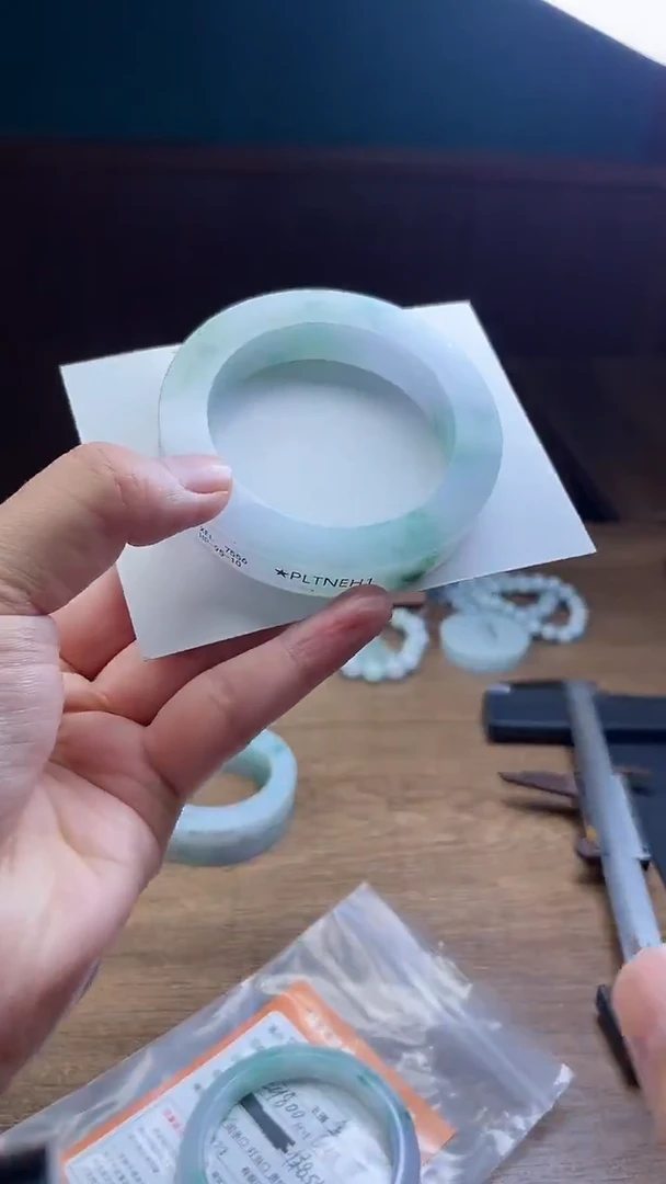 未镶嵌手镯定制翡翠一**事定制