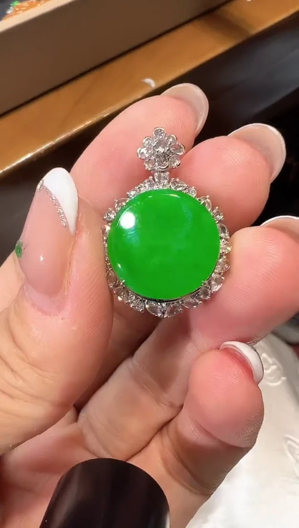 颈饰18K金镶嵌翡翠圆牌