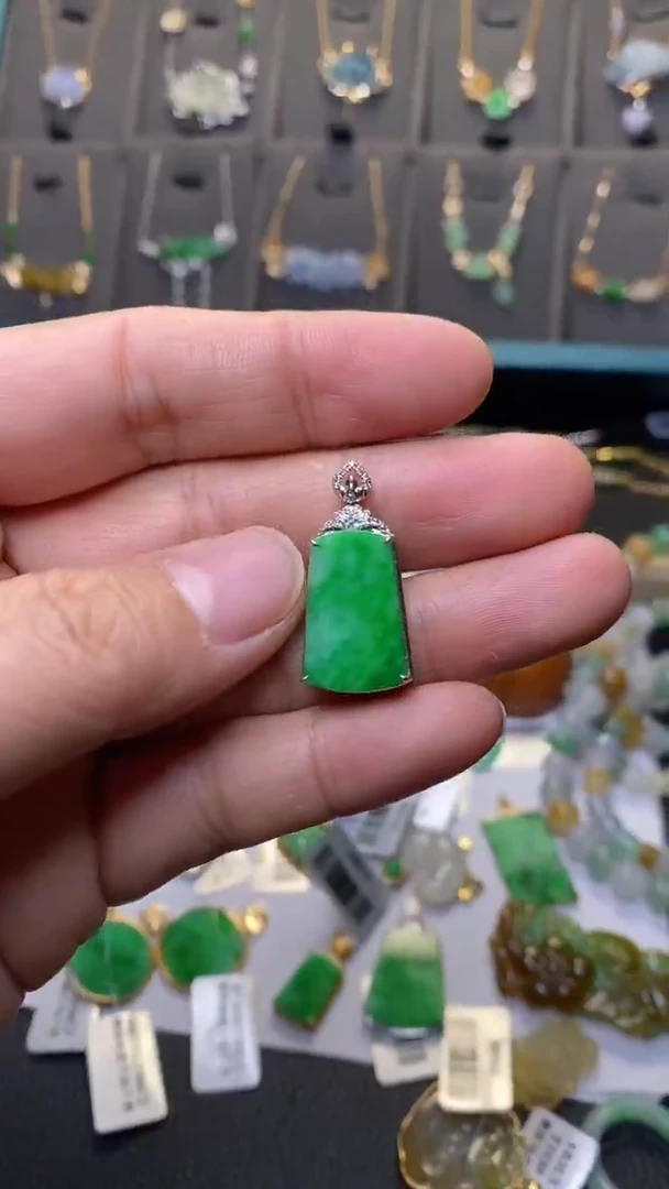 颈饰18K金镶嵌翡翠39970