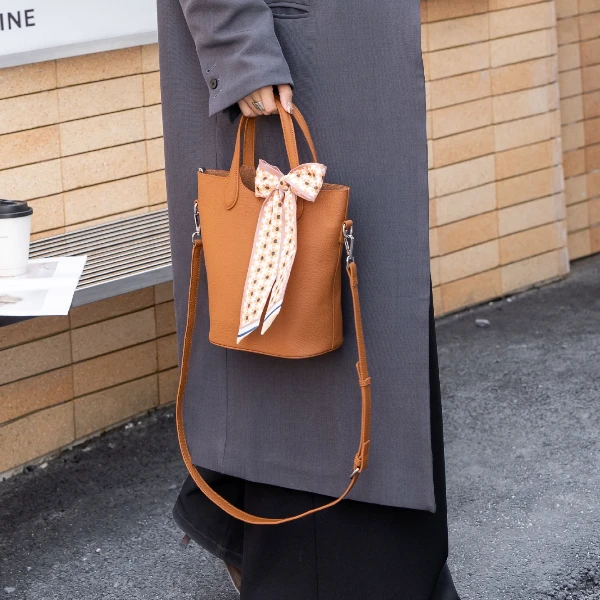 Jinho/金猴2025春季新款头层牛皮荔枝纹时尚休闲菜篮子水桶包