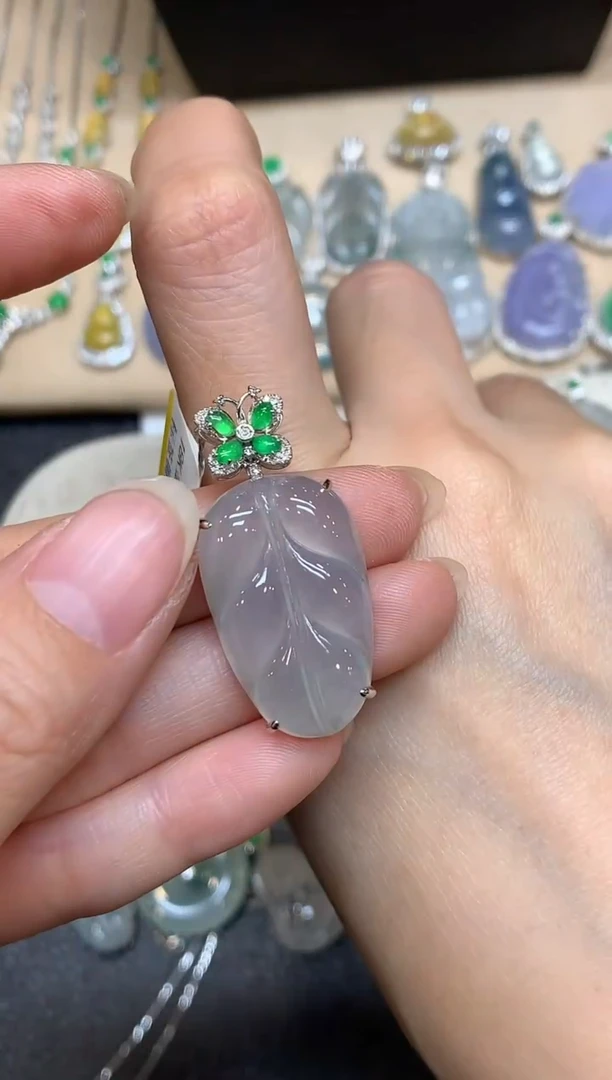 颈饰18K金镶嵌翡翠树叶【无服务费