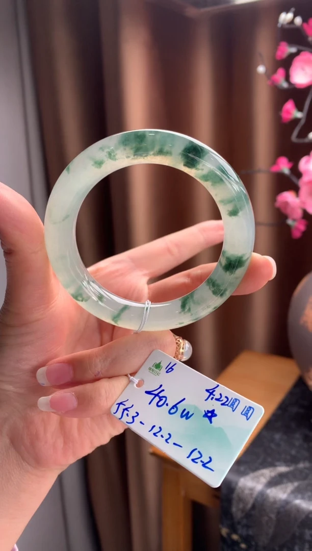 翡翠手镯未镶嵌自带#送礼#，下单联系客服核对地址~
