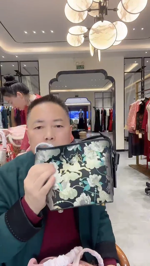 黑色麒麟牡丹真丝宋锦包包 399