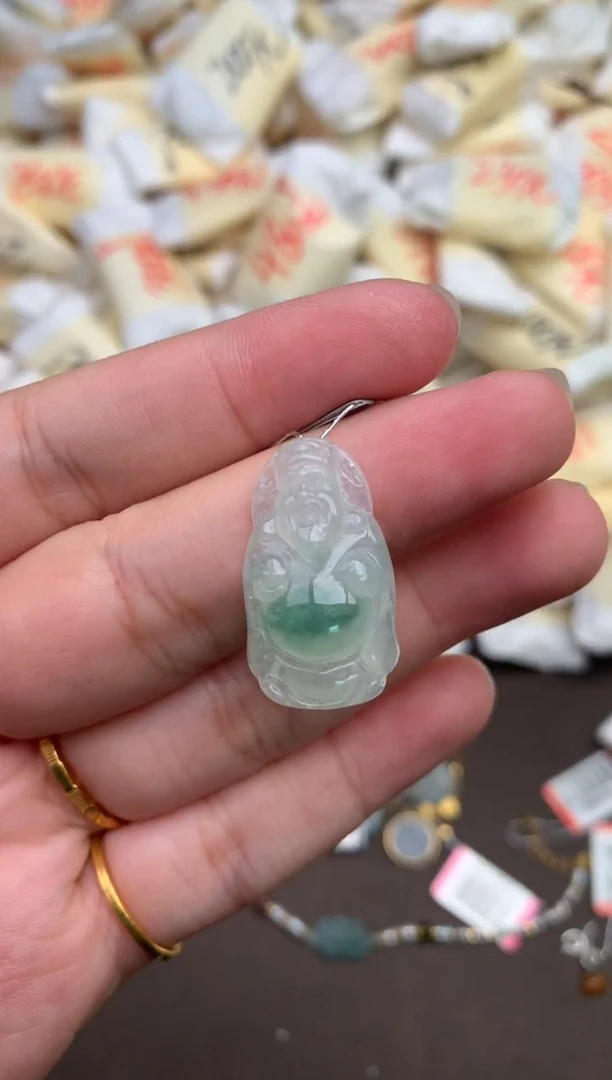 翡翠挂件未镶嵌   —