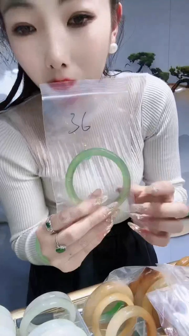 【闪购商品】蛇纹石玉手镯未镶嵌岫玉手镯60圈口 有纹微瑕