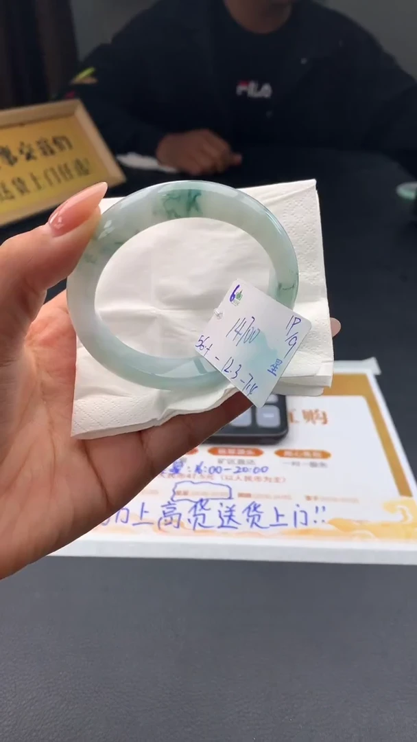 未镶嵌手镯翡翠自带#送人#，联系客服核对地址~