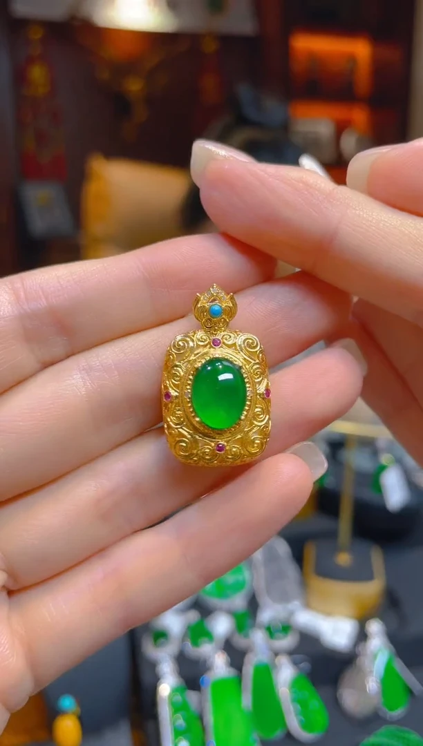 翡翠18K金镶嵌颈饰天然A货翡翠吊坠/125638