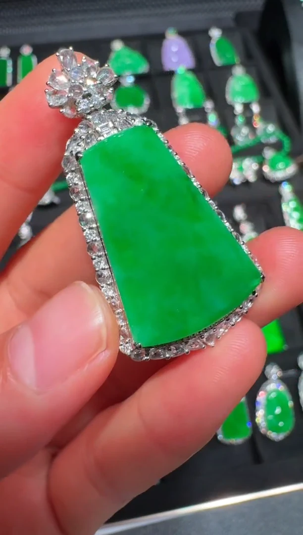 吊坠(不含链)18K金镶嵌翡翠满色阳绿方牌吊坠