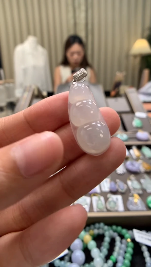 翡翠18K金镶嵌颈饰福豆