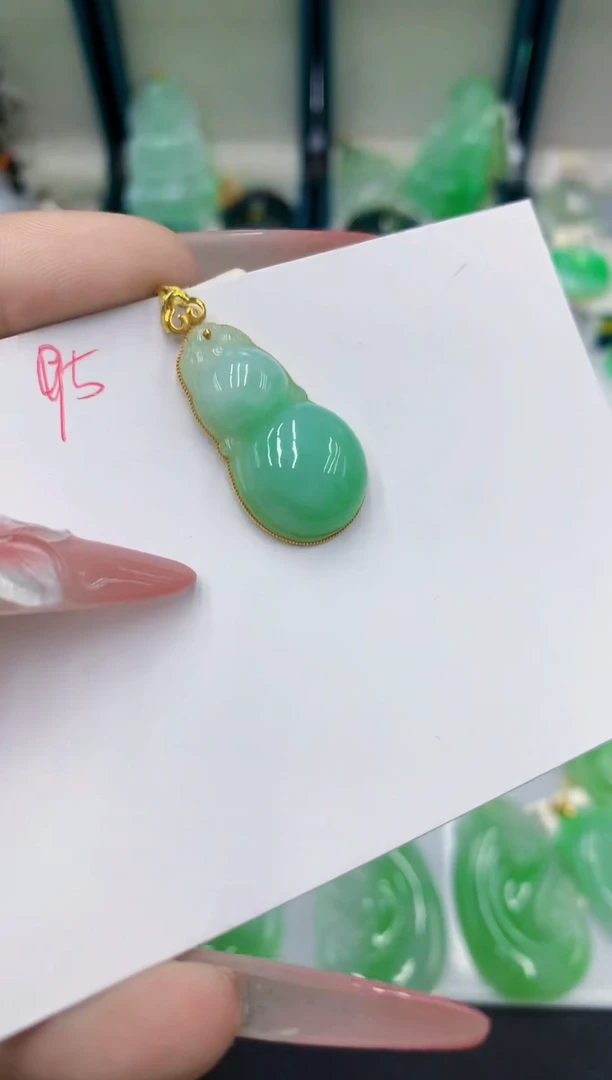 翡翠18K金镶嵌颈饰11111111111111