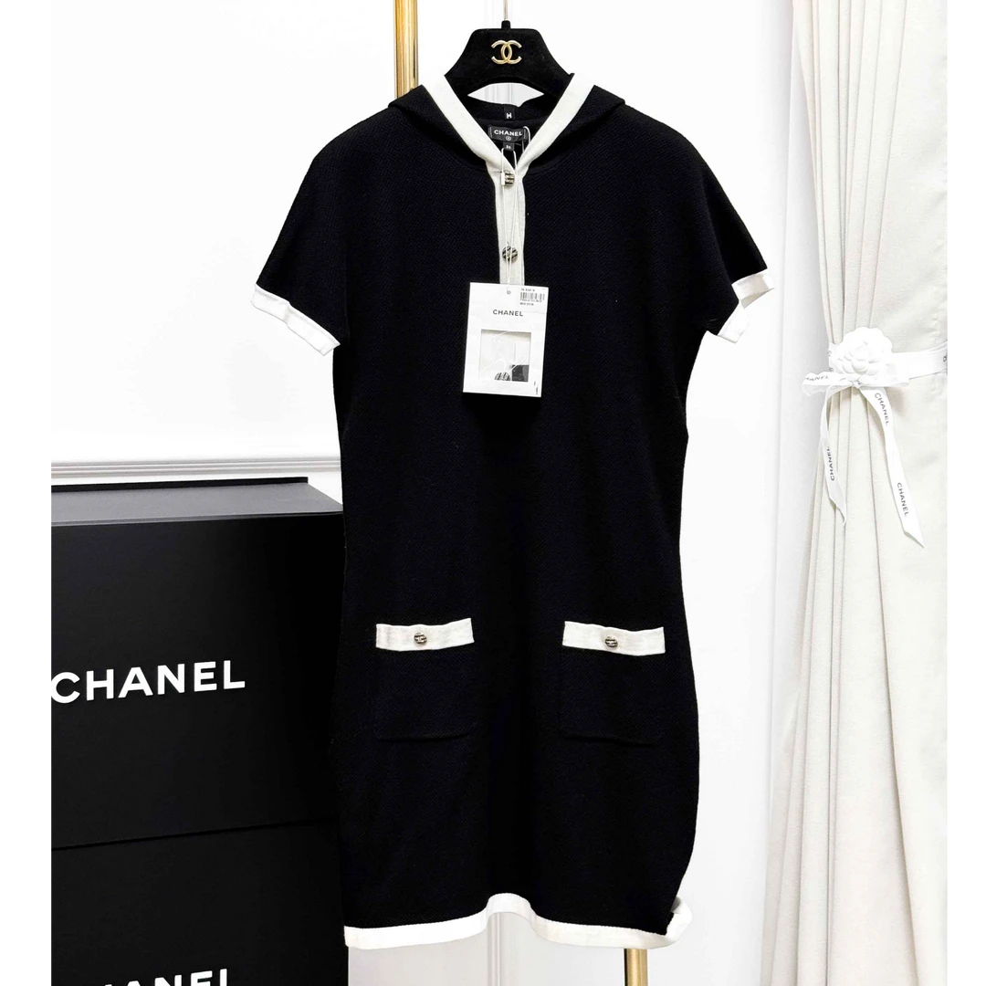 99新 Chanel/香奈儿  36码 黑色拼白色边 短袖 连帽 针织 上衣