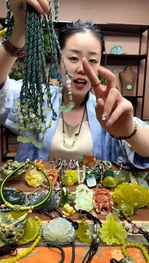 未镶嵌岫玉颈饰多样性发货发其中之一