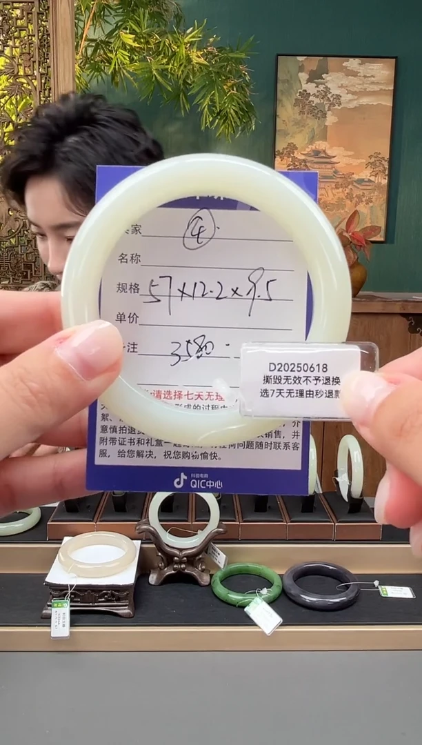 未镶嵌手镯和田玉4微色差