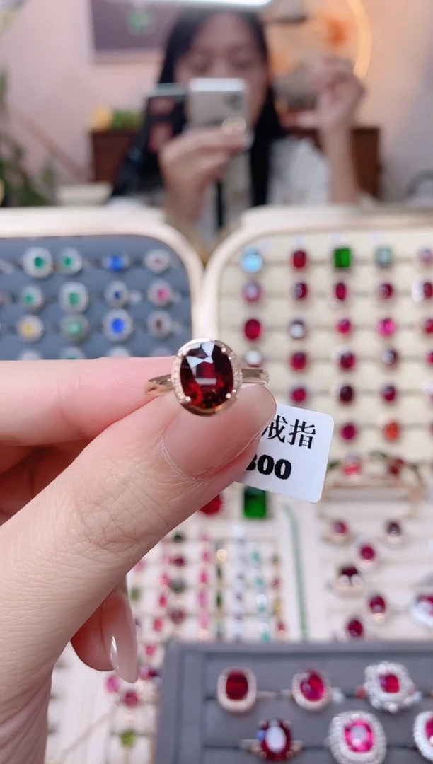 18K金镶嵌碧玺戒指碧玺2.5CT