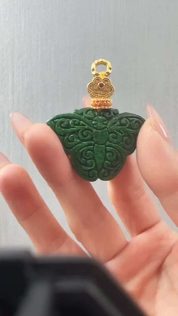颈饰未镶嵌翡翠蝴蝶