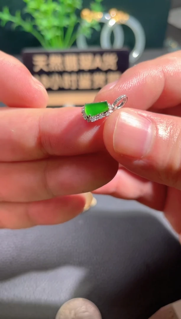 翡翠18K金镶嵌颈饰翡翠