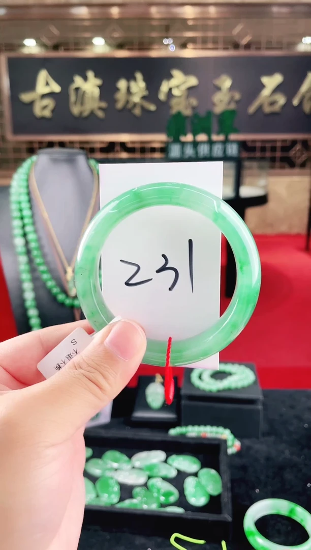 未镶嵌手镯石英质玉（非洲翠）微瑕一经发货运费不退介意勿拍