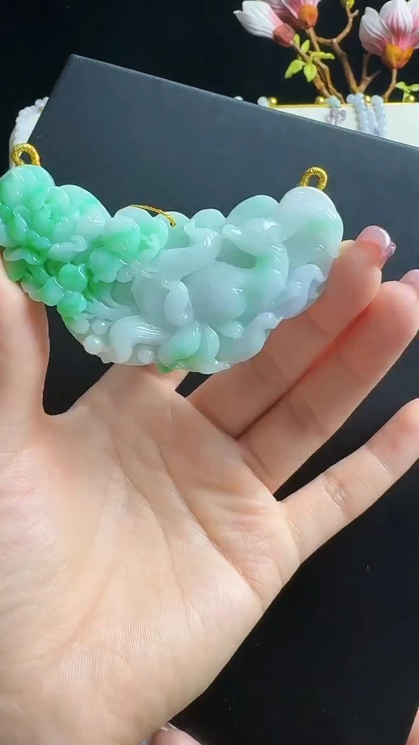颈饰未镶嵌翡翠弯弯