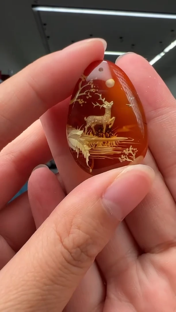 未镶嵌颈饰琥珀小鹿