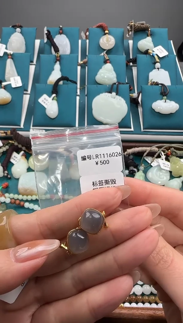 颈饰未镶嵌和田玉吊坠 LR