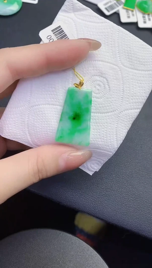 颈饰18K金镶嵌翡翠缅甸天然翡翠A货