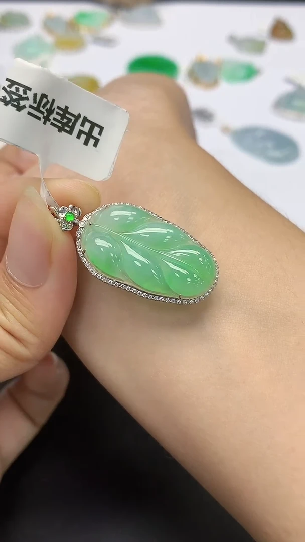 翡翠18K金镶嵌颈饰天然缅甸a货翡翠
