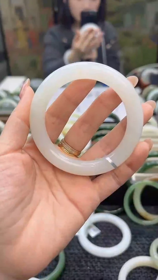 未镶嵌手镯和田玉又细又油的白57