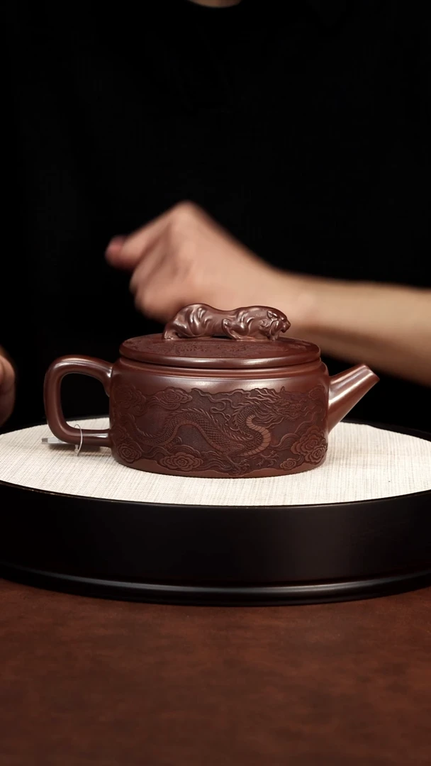 茶壶紫砂卧虎藏龙汉瓦 石红 450毫升 李亚阳