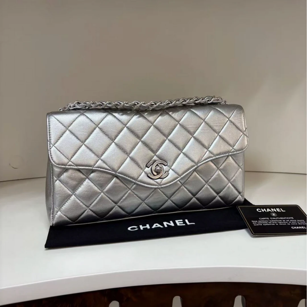 95新 Chanel/香奈儿 展会外场！银色晚宴包