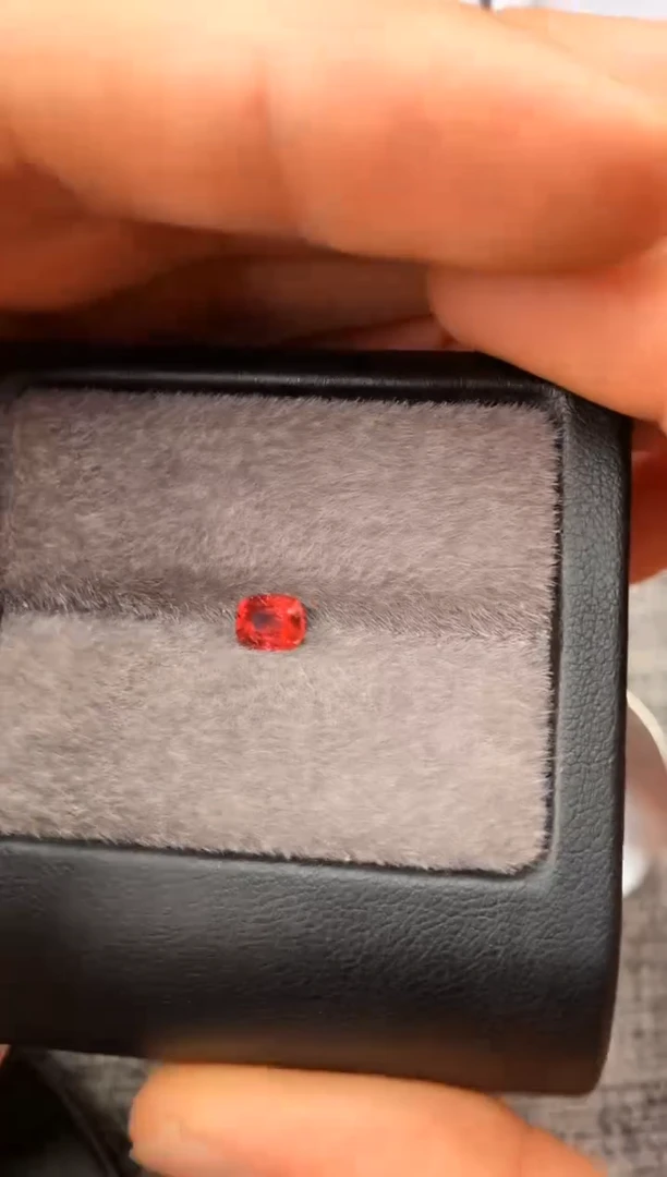 定制尖晶石裸石未镶嵌枕型 色调  0.70ct