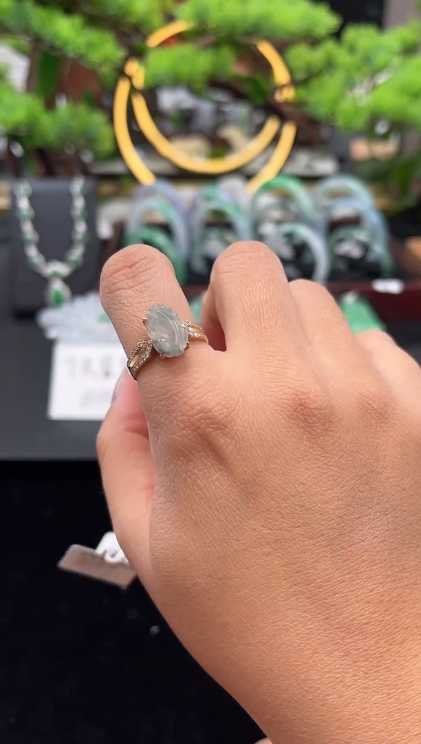 18K金镶嵌戒指翡翠戒指