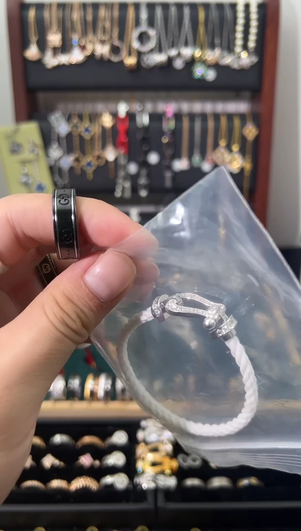 无非金属黑色戒指8号 白色马蹄绳21码